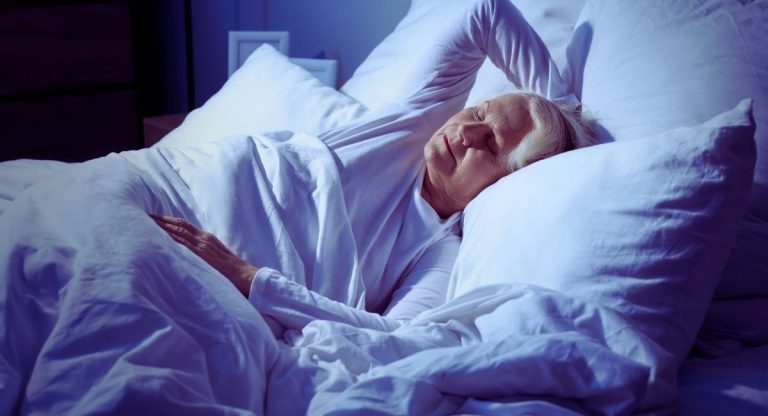 Femme senior qui dort sereinement dans sa chambre la nuit