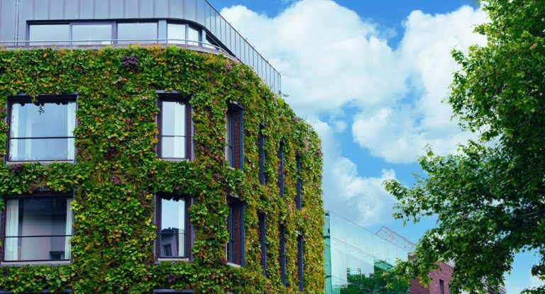 Façade d'un immeuble urbain entièrement recouverte de végétation