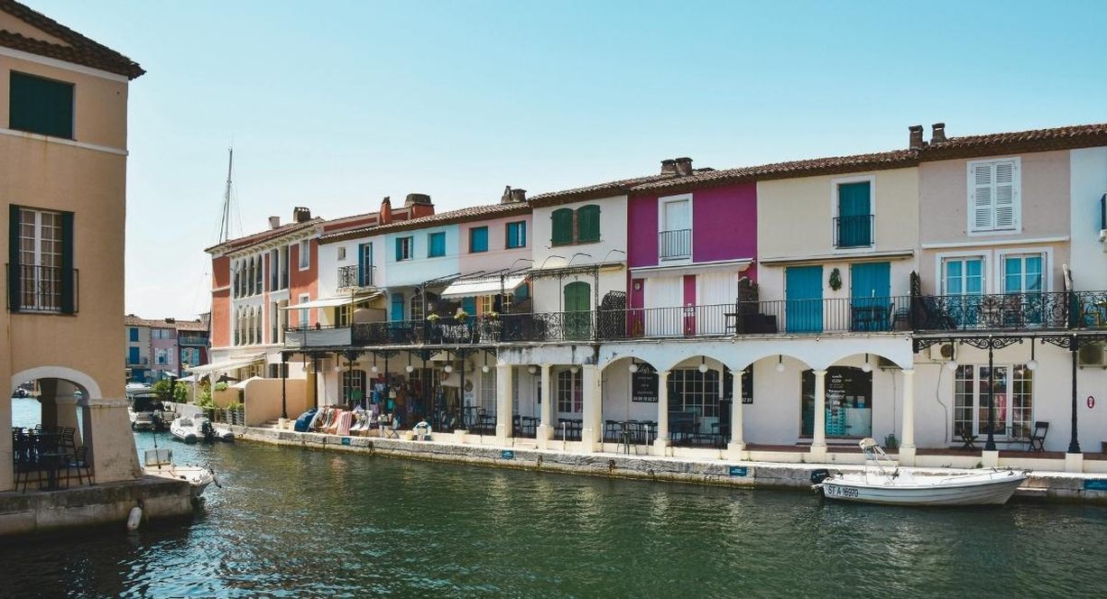 Maisons colorées le long d'un canal navigable en Provence