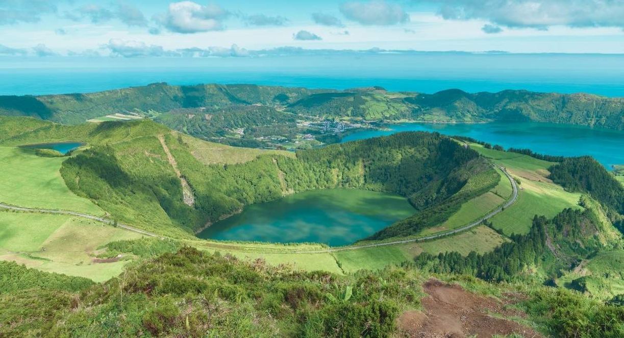 Lac de cratère volcanique entouré de collines verdoyantes aux Açores