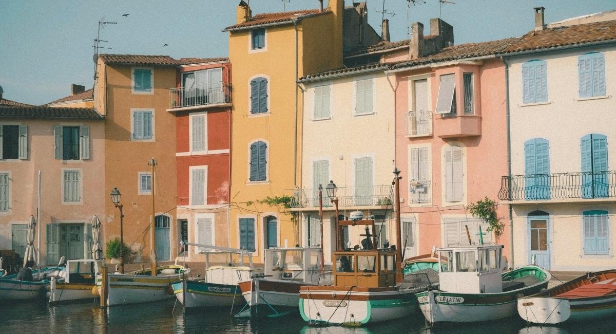 Façades colorées et bateaux de pêche traditionnels à Martigues