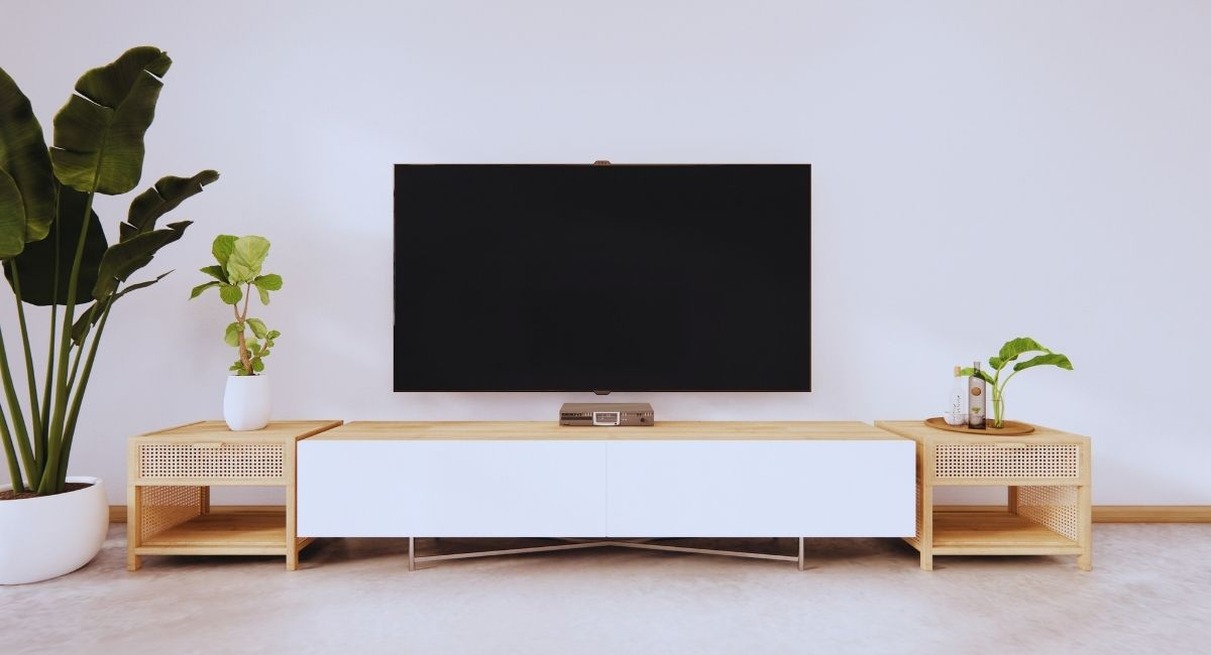 Meuble tv en bois clair avec télévision murale dans un salon minimaliste