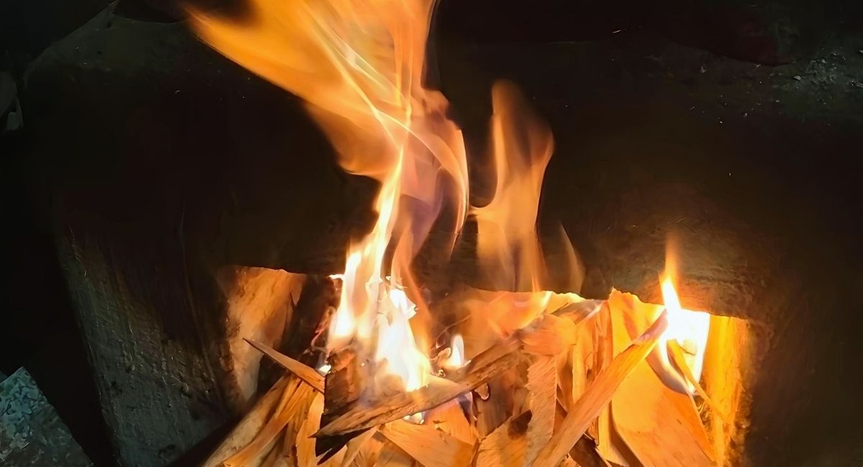 Flammes vives d'un feu de bois brûlant dans un poêle