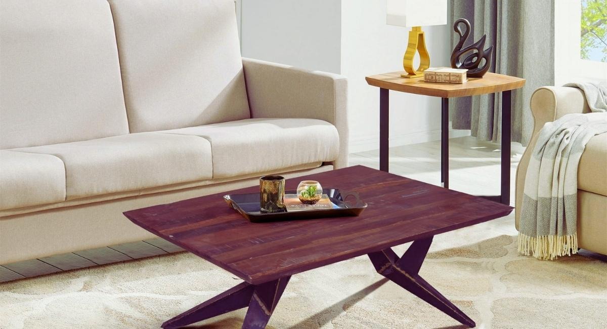 Table basse en bois massif dans un salon avec canapé beige