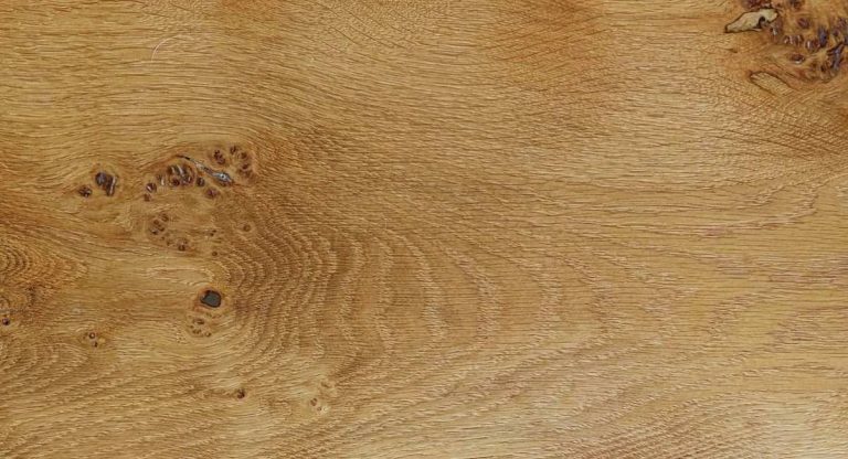 Gros plan sur la texture d'un bois de chêne clair avec nœuds