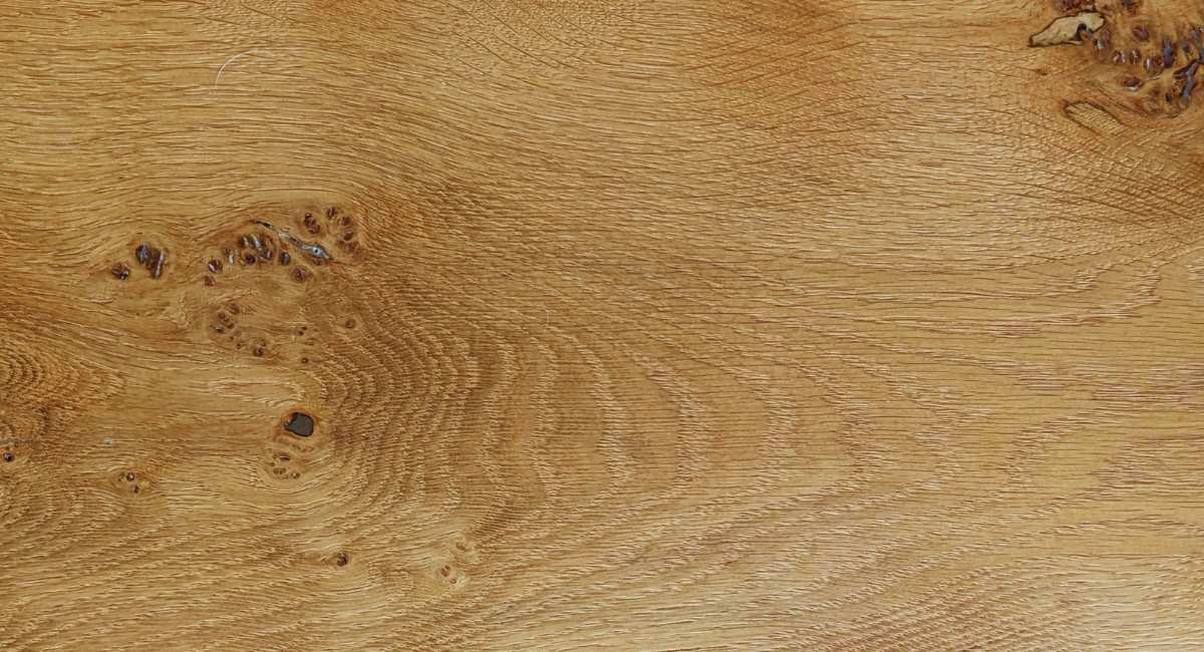 Gros plan sur la texture d'un bois de chêne clair avec nœuds